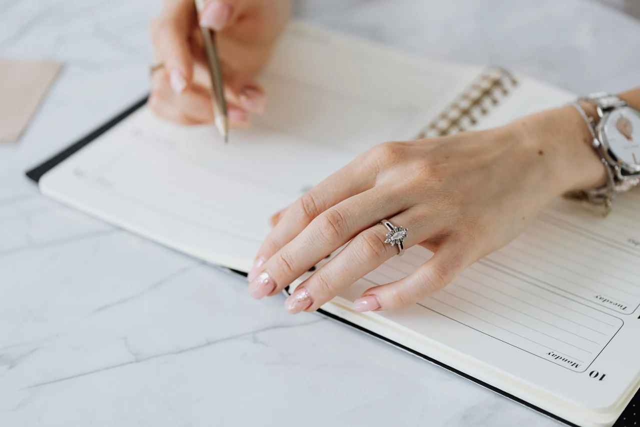 予定を書き留める手元